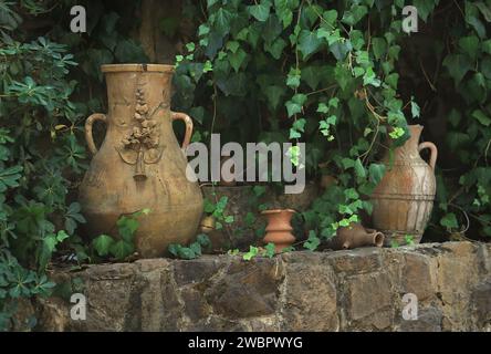 Pots libanais en terre cuite dans un jardin verdoyant. Banque D'Images