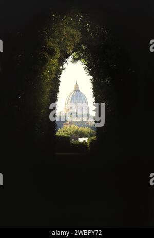 Une vue imprenable sur St. Dôme de Pierre à travers le trou de serrure des Chevaliers de Malte sur la colline eventide à Rome. Banque D'Images