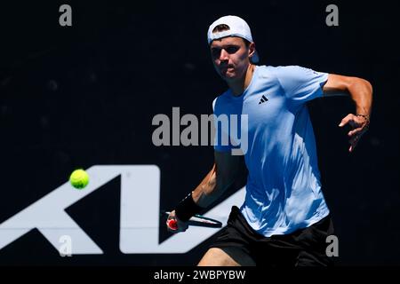 Melbourne, Victoria, Australie. 12 janvier 2024. MELBOURNE, AUSTRALIE - 12 JANVIER : Jakub Mensik, de la République Tchèque, bat Harold Mayot, de France, dans le dernier tour des qualifications avant l’Open d’Australie 2024 à Melbourne Park, le 12 janvier 2024 à Melbourne, en Australie. (Image de crédit : © Chris Putnam/ZUMA Press Wire) USAGE ÉDITORIAL SEULEMENT! Non destiné à UN USAGE commercial ! Banque D'Images