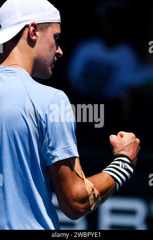 Melbourne, Victoria, Australie. 12 janvier 2024. MELBOURNE, AUSTRALIE - 12 JANVIER : Jakub Mensik, de la République Tchèque, bat Harold Mayot, de France, dans le dernier tour des qualifications avant l’Open d’Australie 2024 à Melbourne Park, le 12 janvier 2024 à Melbourne, en Australie. (Image de crédit : © Chris Putnam/ZUMA Press Wire) USAGE ÉDITORIAL SEULEMENT! Non destiné à UN USAGE commercial ! Banque D'Images