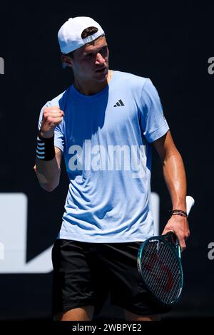 Melbourne, Victoria, Australie. 12 janvier 2024. MELBOURNE, AUSTRALIE - 12 JANVIER : Jakub Mensik, de la République Tchèque, bat Harold Mayot, de France, dans le dernier tour des qualifications avant l’Open d’Australie 2024 à Melbourne Park, le 12 janvier 2024 à Melbourne, en Australie. (Image de crédit : © Chris Putnam/ZUMA Press Wire) USAGE ÉDITORIAL SEULEMENT! Non destiné à UN USAGE commercial ! Banque D'Images