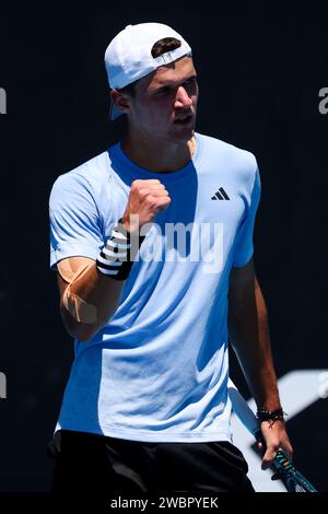 Melbourne, Victoria, Australie. 12 janvier 2024. MELBOURNE, AUSTRALIE - 12 JANVIER : Jakub Mensik, de la République Tchèque, bat Harold Mayot, de France, dans le dernier tour des qualifications avant l’Open d’Australie 2024 à Melbourne Park, le 12 janvier 2024 à Melbourne, en Australie. (Image de crédit : © Chris Putnam/ZUMA Press Wire) USAGE ÉDITORIAL SEULEMENT! Non destiné à UN USAGE commercial ! Banque D'Images