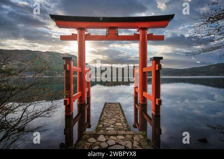 Porte torii rouge sur le lac Ashi à Hakone, Japon. Banque D'Images