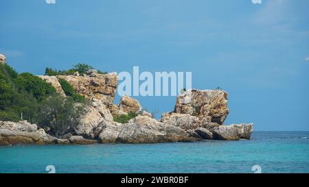 Vue panoramique de la mer contre ciel, Thaïlande. Belle vue sur le paysage d'une plage. Rocky Beach au large de la côte. magnifique paysage marin. Vue panoramique de gros rocheux Banque D'Images