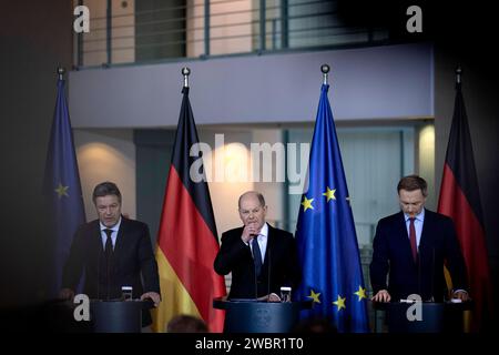 Robert Habeck, OLAF Scholz, Christian Lindner DEU, Deutschland, Allemagne, Allemagne, Berlin, 13.12.2023 Robert Habeck , Bundesminister fuer Wirtschaft und Klimaschutz und Vizekanzler, Buendnis 90 Die Gruenen, OLAF Scholz , Bundeskanzler SPD , und Christian Lindner , Bundesfinanzminister FDP v.l.N.r., waehrend der Pressekonferenz im Bundeskanzleramt in Berlin Deutschland . Die Ko von Bundeskanzler OLAF Scholz Hat in letzter minute eine Einigung erzielt, UM die Haushaltsblock zu beenden, nachdem ein Urteil des Bundesverfassungsgerichts ihre Ausgabenplaene afuer ungueltig erklaert und si Banque D'Images