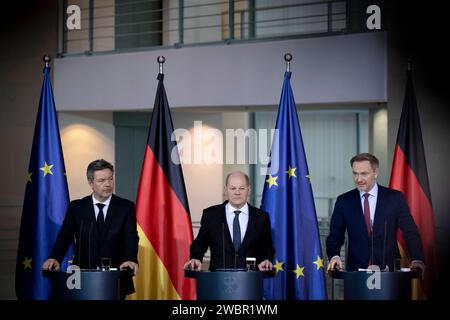 Robert Habeck, OLAF Scholz, Christian Lindner DEU, Deutschland, Allemagne, Allemagne, Berlin, 13.12.2023 Robert Habeck , Bundesminister fuer Wirtschaft und Klimaschutz und Vizekanzler, Buendnis 90 Die Gruenen, OLAF Scholz , Bundeskanzler SPD , und Christian Lindner , Bundesfinanzminister FDP v.l.N.r., waehrend der Pressekonferenz im Bundeskanzleramt in Berlin Deutschland . Die Ko von Bundeskanzler OLAF Scholz Hat in letzter minute eine Einigung erzielt, UM die Haushaltsblock zu beenden, nachdem ein Urteil des Bundesverfassungsgerichts ihre Ausgabenplaene afuer ungueltig erklaert und si Banque D'Images