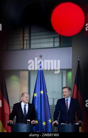 OLAF Scholz, Christian Lindner DEU, Deutschland, Germany, Allemagne, Allemagne, Berlin, 13.12.2023 OLAF Scholz , Bundeskanzler SPD , und Christian Lindner , Bundesfinanzminister FDP v.l.N.r., waehrend der Pressekonferenz im Bundeskanzleramt in Berlin Deutschland . Die Koah von Bundeskanzler OLAF Scholz Hat in letzter minute eine Einigung erzielt, UM die Haushaltsblock zu beenden, nachdem ein Urteil des Bundesverfassungsgerichts ihre Ausgabenplaene afuer ungueltig erklaert und sie in eine Krise gestuerzt hatte en : OLAF Scholz , Chancelier fédéral, SPD , Chancelier fédéral Minist Banque D'Images