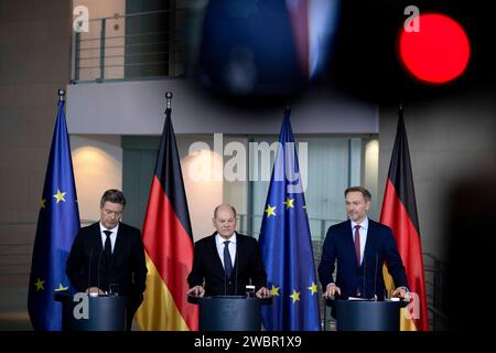 Robert Habeck, OLAF Scholz, Christian Lindner DEU, Deutschland, Allemagne, Allemagne, Berlin, 13.12.2023 Robert Habeck , Bundesminister fuer Wirtschaft und Klimaschutz und Vizekanzler, Buendnis 90 Die Gruenen, OLAF Scholz , Bundeskanzler SPD , und Christian Lindner , Bundesfinanzminister FDP v.l.N.r., waehrend der Pressekonferenz im Bundeskanzleramt in Berlin Deutschland . Die Ko von Bundeskanzler OLAF Scholz Hat in letzter minute eine Einigung erzielt, UM die Haushaltsblock zu beenden, nachdem ein Urteil des Bundesverfassungsgerichts ihre Ausgabenplaene afuer ungueltig erklaert und si Banque D'Images