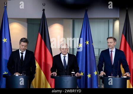 Robert Habeck, OLAF Scholz, Christian Lindner DEU, Deutschland, Allemagne, Allemagne, Berlin, 13.12.2023 Robert Habeck , Bundesminister fuer Wirtschaft und Klimaschutz und Vizekanzler, Buendnis 90 Die Gruenen, OLAF Scholz , Bundeskanzler SPD , und Christian Lindner , Bundesfinanzminister FDP v.l.N.r., waehrend der Pressekonferenz im Bundeskanzleramt in Berlin Deutschland . Die Ko von Bundeskanzler OLAF Scholz Hat in letzter minute eine Einigung erzielt, UM die Haushaltsblock zu beenden, nachdem ein Urteil des Bundesverfassungsgerichts ihre Ausgabenplaene afuer ungueltig erklaert und si Banque D'Images