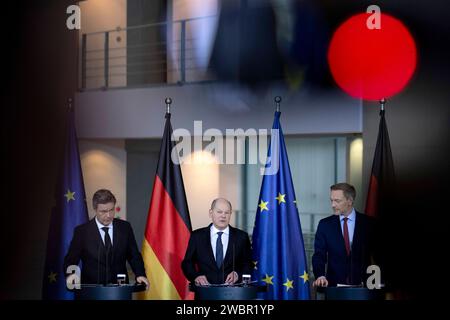 Robert Habeck, OLAF Scholz, Christian Lindner DEU, Deutschland, Allemagne, Allemagne, Berlin, 13.12.2023 Robert Habeck , Bundesminister fuer Wirtschaft und Klimaschutz und Vizekanzler, Buendnis 90 Die Gruenen, OLAF Scholz , Bundeskanzler SPD , und Christian Lindner , Bundesfinanzminister FDP v.l.N.r., waehrend der Pressekonferenz im Bundeskanzleramt in Berlin Deutschland . Die Ko von Bundeskanzler OLAF Scholz Hat in letzter minute eine Einigung erzielt, UM die Haushaltsblock zu beenden, nachdem ein Urteil des Bundesverfassungsgerichts ihre Ausgabenplaene afuer ungueltig erklaert und si Banque D'Images