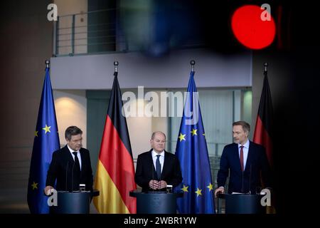 Robert Habeck, OLAF Scholz, Christian Lindner DEU, Deutschland, Allemagne, Allemagne, Berlin, 13.12.2023 Robert Habeck , Bundesminister fuer Wirtschaft und Klimaschutz und Vizekanzler, Buendnis 90 Die Gruenen, OLAF Scholz , Bundeskanzler SPD , und Christian Lindner , Bundesfinanzminister FDP v.l.N.r., waehrend der Pressekonferenz im Bundeskanzleramt in Berlin Deutschland . Die Ko von Bundeskanzler OLAF Scholz Hat in letzter minute eine Einigung erzielt, UM die Haushaltsblock zu beenden, nachdem ein Urteil des Bundesverfassungsgerichts ihre Ausgabenplaene afuer ungueltig erklaert und si Banque D'Images