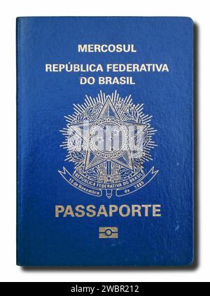 Rio de Janeiro, République fédérative du Brésil - février 20 2018 : gros plan sur un passeport brésilien isolé sur fond blanc. Banque D'Images