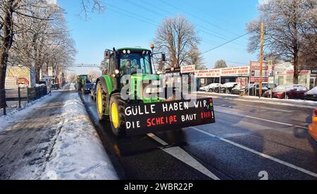 Munich, Bavière, Allemagne. 12 janvier 2024. Coïncidant avec une grève des travailleurs des transports en commun, les chauffeurs de camion et les agriculteurs en tracteurs sont descendus sur la ville de Munich pour manifester contre la Coalition des feux de circulation à Theresienwiese, avec beaucoup promettant de paralyser la ville. Les conducteurs protestent contre les coûts des carburants, la baisse des subventions, mais sont également attisés par des acteurs d’extrême droite de l’AfD, ainsi que par des groupes extrémistes conspirationnistes qui espèrent initier un effondrement de l’Ampelko, ce qui conduirait à une montée de l’AfD incroyablement populaire. (Image de crédit : © Sachelle Babba Banque D'Images