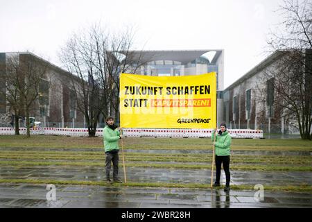 Protestation Greenpeace - Zukunft Schaffen statt Kaputtsparen DEU, Deutschland, Germany, Berlin, 13.12.2023 Demonstranten von Greenpeace mit transparent Zukunft Schaffen statt Kaputtsparen gegen Kuerzungen im sozialen Bererich und beim Klimaschutz BEI den Beratungen zum Haushalt erungsvitel in Berlin Deutschland . Die Koah von Bundeskanzler OLAF Scholz Hat in letzter minute eine Einigung erzielt, UM die Haushaltsblock zu beenden, nachdem ein Urteil des Bundesverfassungsgerichts ihre Ausgabenplaene afuer ungueltig erklaert und sie in eine Krise gestuerzt hatte en: Banque D'Images