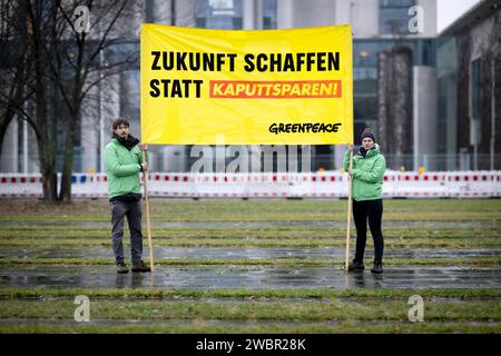 Protestation Greenpeace - Zukunft Schaffen statt Kaputtsparen DEU, Deutschland, Germany, Berlin, 13.12.2023 Demonstranten von Greenpeace mit transparent Zukunft Schaffen statt Kaputtsparen gegen Kuerzungen im sozialen Bererich und beim Klimaschutz BEI den Beratungen zum Haushalt erungsvitel in Berlin Deutschland . Die Koah von Bundeskanzler OLAF Scholz Hat in letzter minute eine Einigung erzielt, UM die Haushaltsblock zu beenden, nachdem ein Urteil des Bundesverfassungsgerichts ihre Ausgabenplaene afuer ungueltig erklaert und sie in eine Krise gestuerzt hatte en: Banque D'Images