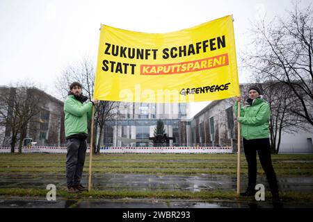 Protestation Greenpeace - Zukunft Schaffen statt Kaputtsparen DEU, Deutschland, Germany, Berlin, 13.12.2023 Demonstranten von Greenpeace mit transparent Zukunft Schaffen statt Kaputtsparen gegen Kuerzungen im sozialen Bererich und beim Klimaschutz BEI den Beratungen zum Haushalt erungsvitel in Berlin Deutschland . Die Koah von Bundeskanzler OLAF Scholz Hat in letzter minute eine Einigung erzielt, UM die Haushaltsblock zu beenden, nachdem ein Urteil des Bundesverfassungsgerichts ihre Ausgabenplaene afuer ungueltig erklaert und sie in eine Krise gestuerzt hatte en: Banque D'Images