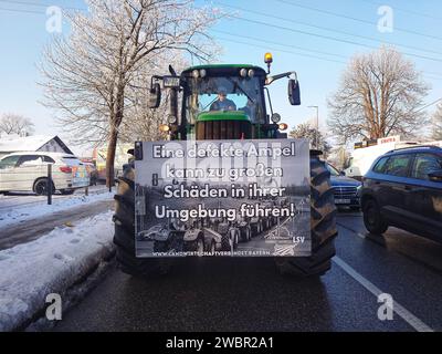 Munich, Bavière, Allemagne. 12 janvier 2024. Coïncidant avec une grève des travailleurs des transports en commun, les chauffeurs de camion et les agriculteurs en tracteurs sont descendus sur la ville de Munich pour manifester contre la Coalition des feux de circulation à Theresienwiese, avec beaucoup promettant de paralyser la ville. Les conducteurs protestent contre les coûts des carburants, la baisse des subventions, mais sont également attisés par des acteurs d’extrême droite de l’AfD, ainsi que par des groupes extrémistes conspirationnistes qui espèrent initier un effondrement de l’Ampelko, ce qui conduirait à une montée de l’AfD incroyablement populaire. (Image de crédit : © Sachelle Babba Banque D'Images