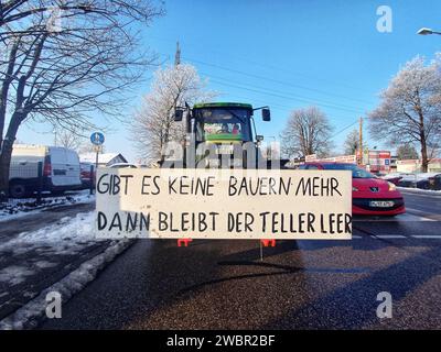 Munich, Bavière, Allemagne. 12 janvier 2024. Coïncidant avec une grève des travailleurs des transports en commun, les chauffeurs de camion et les agriculteurs en tracteurs sont descendus sur la ville de Munich pour manifester contre la Coalition des feux de circulation à Theresienwiese, avec beaucoup promettant de paralyser la ville. Les conducteurs protestent contre les coûts des carburants, la baisse des subventions, mais sont également attisés par des acteurs d’extrême droite de l’AfD, ainsi que par des groupes extrémistes conspirationnistes qui espèrent initier un effondrement de l’Ampelko, ce qui conduirait à une montée de l’AfD incroyablement populaire. (Image de crédit : © Sachelle Babba Banque D'Images