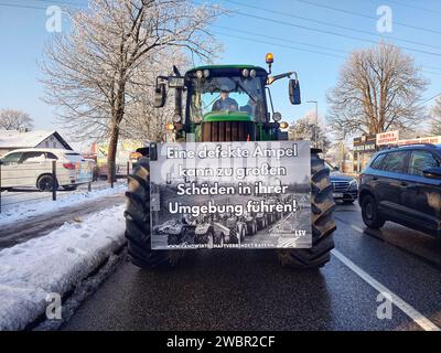 Munich, Bavière, Allemagne. 12 janvier 2024. Coïncidant avec une grève des travailleurs des transports en commun, les chauffeurs de camion et les agriculteurs en tracteurs sont descendus sur la ville de Munich pour manifester contre la Coalition des feux de circulation à Theresienwiese, avec beaucoup promettant de paralyser la ville. Les conducteurs protestent contre les coûts des carburants, la baisse des subventions, mais sont également attisés par des acteurs d’extrême droite de l’AfD, ainsi que par des groupes extrémistes conspirationnistes qui espèrent initier un effondrement de l’Ampelko, ce qui conduirait à une montée de l’AfD incroyablement populaire. (Image de crédit : © Sachelle Babba Banque D'Images