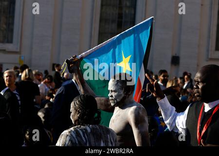 Un fidèle brandissant un drapeau sud-soudanais attend le début d'un consistoire à St. Place Pierre au Vatican, le 30 septembre 2023. Banque D'Images