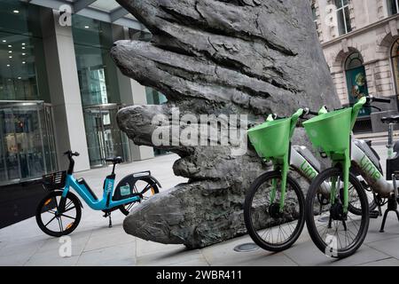 Location de chaux les vélos électroniques sont garés ensemble sous la sculpture intitulée 'City Wing' sur Threadneedle Street la rue de la City de Londres, le quartier financier de la capitale, le 11 janvier 2024, à Londres, en Angleterre. City Wing est de l'artiste Christopher le Brun. « City Wing » est une sculpture en bronze de dix mètres de haut réalisée par Christopher le Brun, président de la Royal Academy of Arts, commandée par Hammerson en 2009 et coulée par Morris Singer Art Founders, réputée pour être la plus ancienne fonderie d'art au monde. Banque D'Images