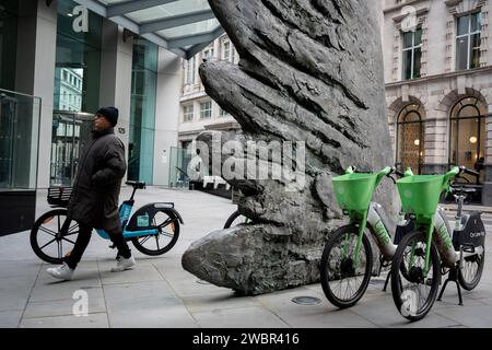 Location de chaux les vélos électroniques sont garés ensemble sous la sculpture intitulée 'City Wing' sur Threadneedle Street la rue de la City de Londres, le quartier financier de la capitale, le 11 janvier 2024, à Londres, en Angleterre. City Wing est de l'artiste Christopher le Brun. « City Wing » est une sculpture en bronze de dix mètres de haut réalisée par Christopher le Brun, président de la Royal Academy of Arts, commandée par Hammerson en 2009 et coulée par Morris Singer Art Founders, réputée pour être la plus ancienne fonderie d'art au monde. Banque D'Images