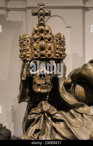 Crypte de la dynastie des Habsbourg, détail du crâne du sarcophage de l'empereur Charles VI Banque D'Images