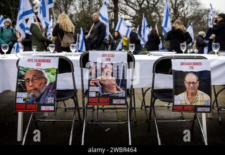 LA HAYE - des sympathisants pro-israéliens prennent des mesures lors de l'audience devant la Cour internationale de Justice (CIJ) sur une plainte pour génocide déposée par l'Afrique du Sud contre Israël. Au coin du Palais de la paix, ils ont placé une soi-disant table de Shabbat en solidarité avec les otages israéliens. ANP KOEN VAN WEEL netherlands Out - belgique Out Banque D'Images