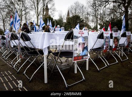 LA HAYE - des sympathisants pro-israéliens prennent des mesures lors de l'audience devant la Cour internationale de Justice (CIJ) sur une plainte pour génocide déposée par l'Afrique du Sud contre Israël. Au coin du Palais de la paix, ils ont placé une soi-disant table de Shabbat en solidarité avec les otages israéliens. ANP KOEN VAN WEEL netherlands Out - belgique Out Banque D'Images