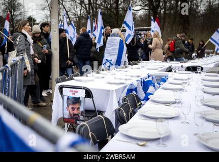 LA HAYE - des sympathisants pro-israéliens prennent des mesures lors de l'audience devant la Cour internationale de Justice (CIJ) sur une plainte pour génocide déposée par l'Afrique du Sud contre Israël. Au coin du Palais de la paix, ils ont placé une soi-disant table de Shabbat en solidarité avec les otages israéliens. ANP KOEN VAN WEEL netherlands Out - belgique Out Banque D'Images