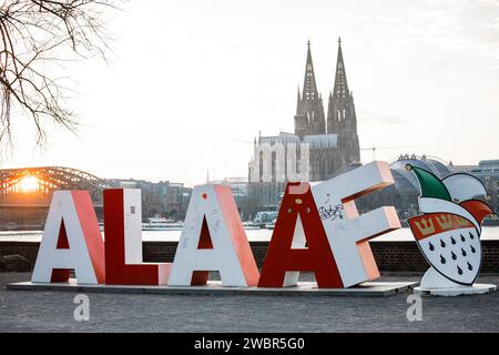 Le lettrage Alaaf de deux mètres de haut se dresse dans le quartier Deutz, en arrière-plan la cathédrale. Cadeau de la Festkomitee Koelner Karneval pour le 200e. Banque D'Images