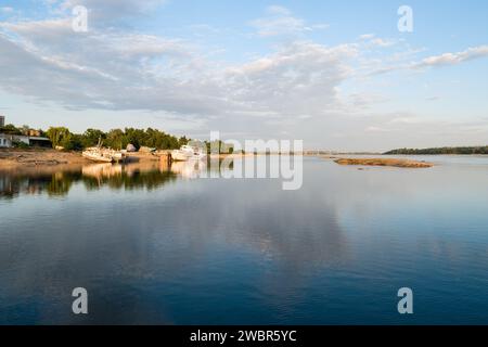 Peu de profondeur du Dniepr en raison de la destruction du barrage de Kakhovka et de la centrale hydroélectrique. Les navires sont maintenant à terre Banque D'Images