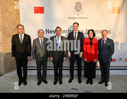 Pékin, bureau politique du Comité central du Parti communiste chinois. 11 janvier 2024. Le ministre chinois des Affaires étrangères Wang Yi, également membre du bureau politique du Comité central du Parti communiste chinois, et le ministre belge des Affaires étrangères Hadja Lahbib inaugurent conjointement la nouvelle ambassade belge à Pékin le 11 janvier 2024. Le Premier ministre belge Alexander de Croo a également assisté à la cérémonie. Crédit : Yin Bogu/Xinhua/Alamy Live News Banque D'Images