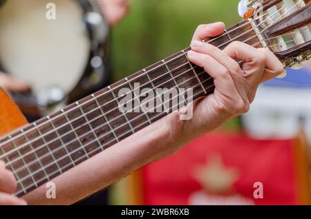 Main d'un homme jouant de la guitare espagnole Banque D'Images