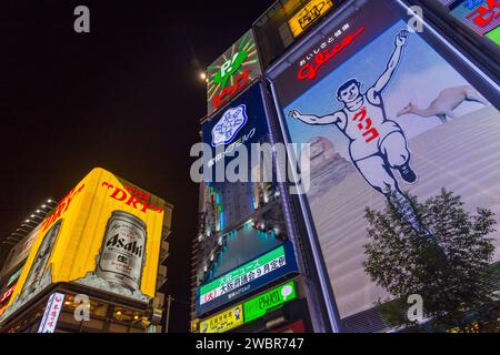 Osaka, Japon - 2 août 2020 : rue commerçante appelée rue Dotonbori. Crabe géant en mouvement sur le restaurant à Dotonbori Osaka Banque D'Images