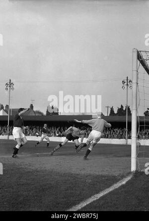 1960, historique, match de football, action de but comme Oxford United joue Chelmsford City au Manor Ground, Oxford, Angleterre. Formé sous le nom de Headington F. C en 1893, ils sont devenus Headington United en 1911, puis Oxford United en 1960 lorsqu'ils étaient en première division de la Southern League, qu'ils ont remporté deux saisons consécutives. En 1962, ils sont élus (promus) en quatrième division de la Ligue de football après qu'Accrington Stanley ait quitté leur poste. Banque D'Images