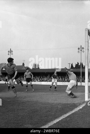 1960, historique, match de football, action de but comme Oxford United jouant Chelmsford City au Manor Ground, Oxford, Angleterre. Formé sous le nom de Headington F. C en 1893, ils sont devenus Headington United en 1911, puis Oxford United en 1960 lorsqu'ils étaient en première division de la Southern League, qu'ils ont remporté deux saisons consécutives. En 1962, ils sont élus (promus) en quatrième division de la Ligue de football après qu'Accrington Stanley ait quitté leur poste. Banque D'Images