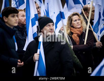 LA HAYE - des sympathisants pro-israéliens prennent des mesures lors de l'audience devant la Cour internationale de Justice (CIJ) sur une plainte pour génocide déposée par l'Afrique du Sud contre Israël. Au coin du Palais de la paix, ils ont placé une soi-disant table de Shabbat en solidarité avec les otages israéliens. ANP KOEN VAN WEEL netherlands Out - belgique Out Banque D'Images