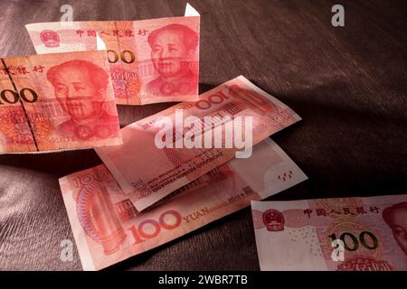 Yuan chinois en contre-lumière sur fond sombre. Concept de finance et d'économie. Mise au point sélective. Banque D'Images