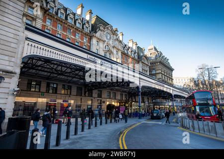 La gare de Victoria, également connue sous le nom de London Victoria, est un terminus ferroviaire central de Londres et relie la station de métro de Londres à Victoria, dans la Cité de Westminster, géré par Network Rail.[3] nommé d'après la rue Victoria à proximité,[4] la gare principale est un terminus de la Brighton main Line vers l'aéroport de Gatwick et Brighton et de la Chatham main Line vers Ramsgate et Dover via Chatham. Banque D'Images