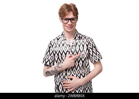 jeune inspiré drôle homme caucasien aux cheveux rouges en chemise d'été à manches courtes en noir et blanc Banque D'Images