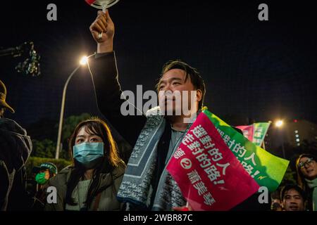 Taipei, Taïwan. 11 janvier 2024. Un supporter agite ses drapeaux pendant le rallye à Ketagalan Blvd. Les 2 derniers jours jusqu'à l'élection présidentielle de Taiwan 2024 jour de l'élection, le Parti progressiste démocratique (DPP) a organisé un rassemblement massif. (Photo Alex Chan TSZ Yuk/SOPA Images/Sipa USA) crédit : SIPA USA/Alamy Live News Banque D'Images