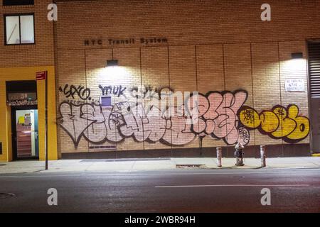 Une abondance de graffitis colorés orne le côté d'un bâtiment Banque D'Images