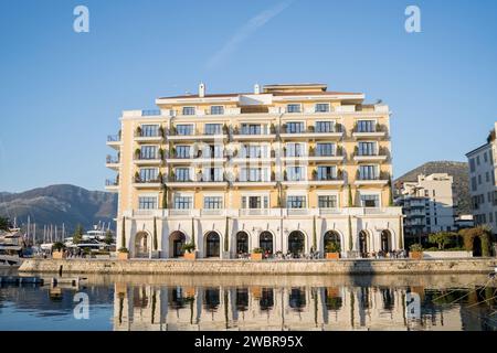 Regent Hôtel sur le rivage se reflète dans la mer. Porto, Monténégro Banque D'Images