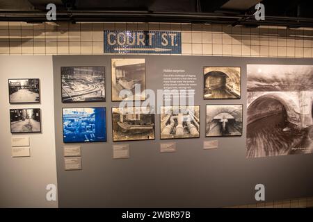 Le panneau 'court Street' sur un mur avec des photos vintage à la station de métro New York Banque D'Images