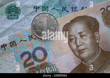 Une pièce de 1 yuans sur un billet de 20 yuans et un billet de 50 yuans. Banque D'Images