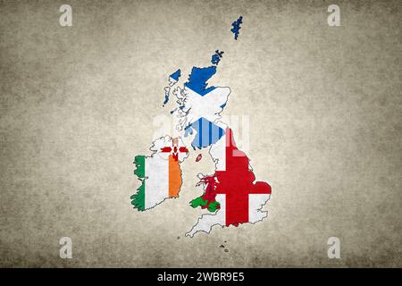 Carte grunge des îles britanniques avec ses drapeaux imprimés à l'intérieur de ses frontières sur un vieux papier. Banque D'Images