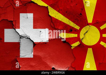 Drapeaux de Suisse et de Macédoine du Nord peints sur mur fissuré Banque D'Images