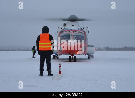 (240112) -- MOHE, 12 janv. 2024 (Xinhua) -- un gros hélicoptère civil AC313A développé indépendamment par la Chine est vu avant des essais en vol par temps froid à Mohe, dans la province du Heilongjiang, dans le nord-est de la Chine, le 6 janvier 2024. POUR ALLER AVEC « l'hélicoptère civil chinois AC313A commence les essais en vol par temps froid » (Aviation Industry Corporation of China/document via Xinhua) Banque D'Images