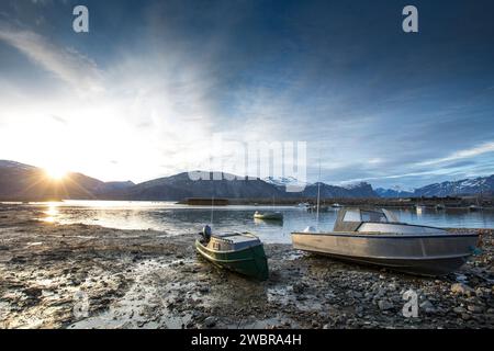 Scène de bateau pittoresque dans un petit village inuit sur l'île de Baffin, Nunavut, Canada Banque D'Images